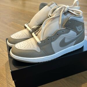 BRAND NEW Air Jordan 1 Mid